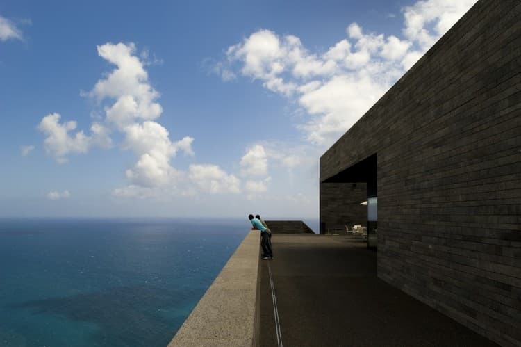Centro das Artes Casa das Mudas na Calheta. Construído em basalto local, escavado no topo da falésia.